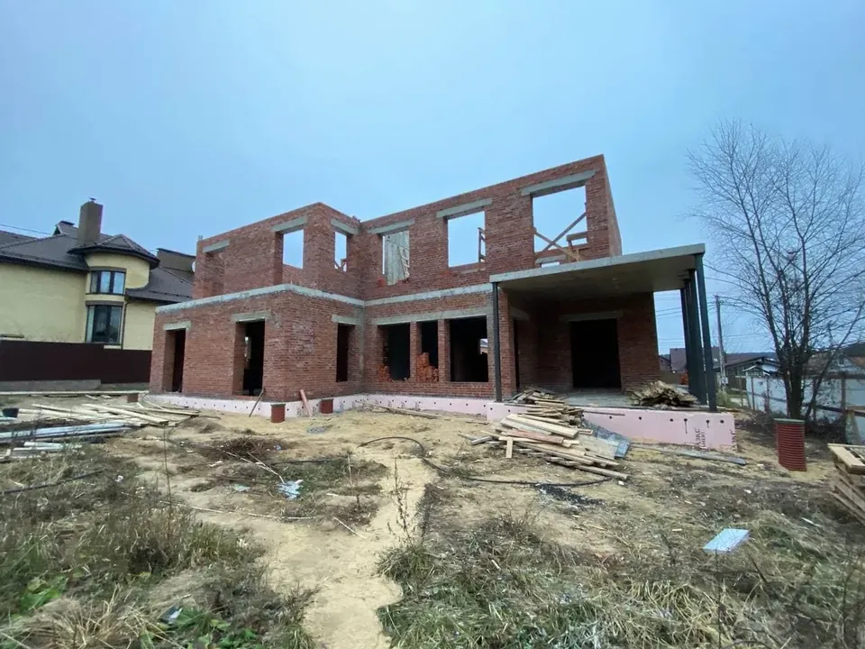 Двухэтажная коробка из красного кирпича: стены выведены, крыши ещё нет