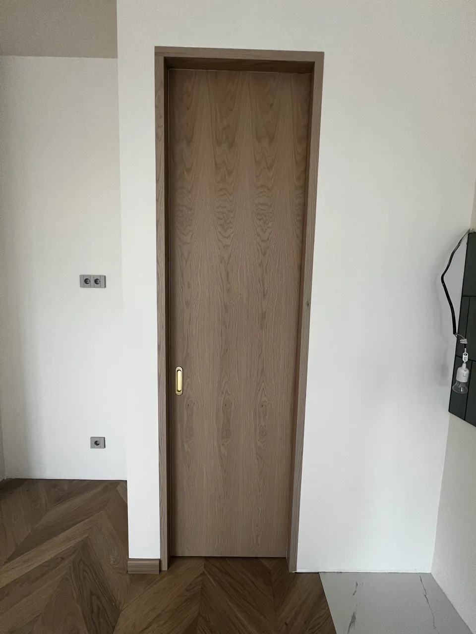 Дверь до потолка в прихожей